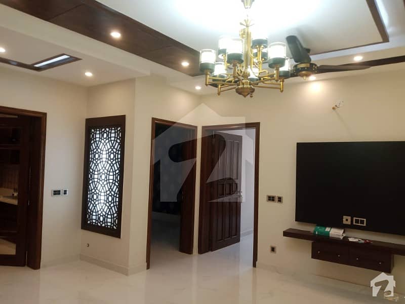 طارق گارڈنز لاہور میں 5 کمروں کا 10 مرلہ مکان 3.25 کروڑ میں برائے فروخت۔