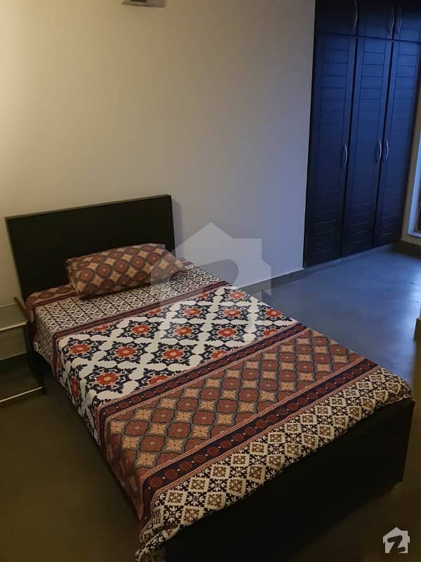 ڈی ایچ اے فیز 8 ڈیفنس (ڈی ایچ اے) لاہور میں 4 کمروں کا 10 مرلہ فلیٹ 2.5 کروڑ میں برائے فروخت۔