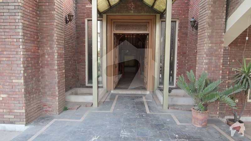 نیو مسلم ٹاؤن لاہور میں 7 کمروں کا 2 کنال مکان 14 کروڑ میں برائے فروخت۔