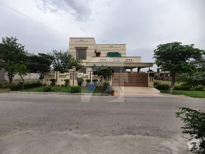 ڈی سی کالونی - نیلم بلاک ڈی سی کالونی گوجرانوالہ میں 5 کمروں کا 1 کنال مکان 2.95 کروڑ میں برائے فروخت۔ ڈی سی کالونی - نیلم بلاک ڈی سی کالونی گوجرانوالہ میں 5 کمروں کا 1 کنال مکان 2.95 کروڑ میں برائے فروخت۔