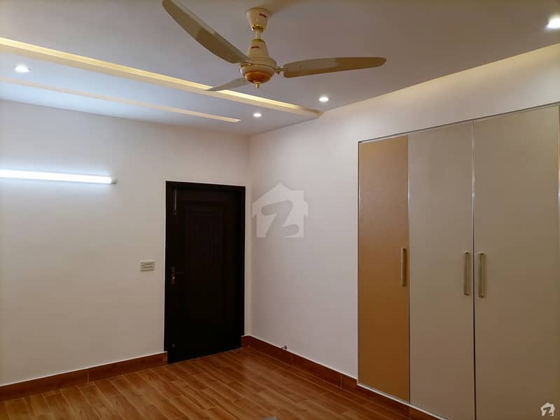 طارق گارڈنز لاہور میں 5 کمروں کا 10 مرلہ مکان 3 کروڑ میں برائے فروخت۔