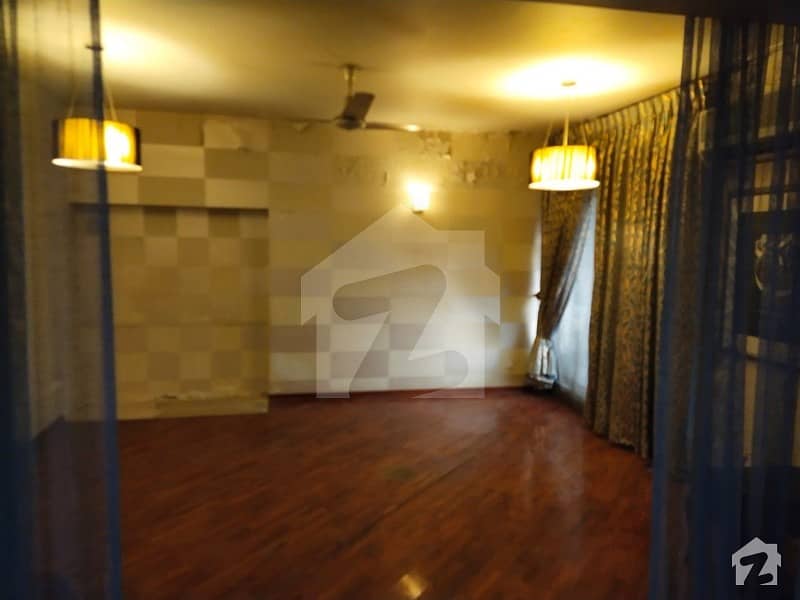 ماڈل ٹاؤن لاہور میں 4 کمروں کا 1 کنال مکان 5.5 کروڑ میں برائے فروخت۔