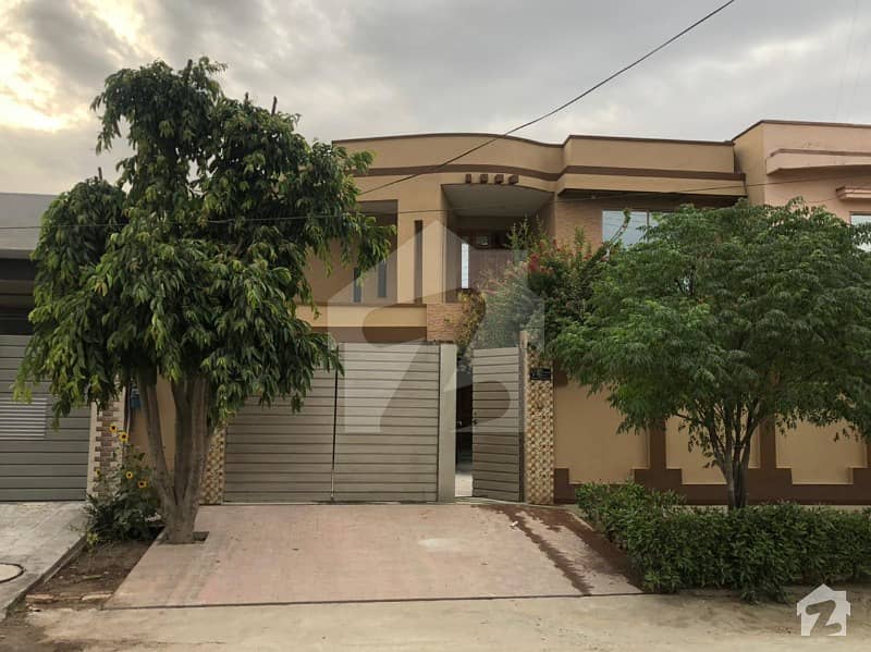 گلشنِ مدینہ فیصل آباد میں 4 کمروں کا 12 مرلہ مکان 1.7 کروڑ میں برائے فروخت۔