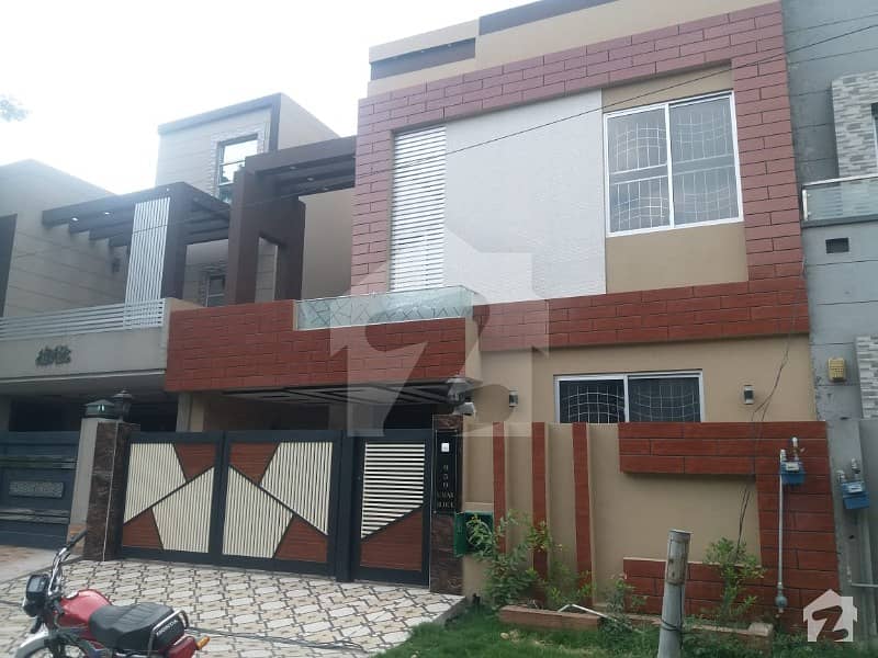 10 Marla Like New House For Rent In Bahria Town Lahore