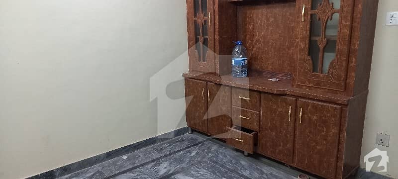 وکیل کالونی اسلام آباد ہائی وے راولپنڈی میں 3 کمروں کا 2 مرلہ مکان 15 ہزار میں کرایہ پر دستیاب ہے۔