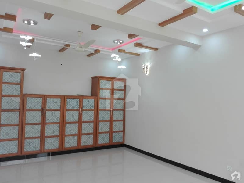 نیشنل پولیس فاؤنڈیشن او ۔ 9 اسلام آباد میں 6 کمروں کا 10 مرلہ مکان 60 ہزار میں کرایہ پر دستیاب ہے۔