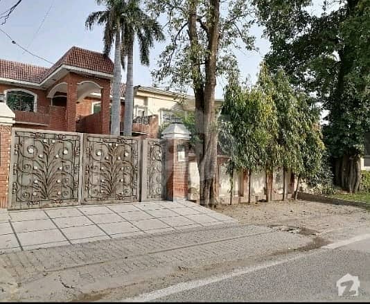 گارڈن ٹاؤن - احمد بلاک گارڈن ٹاؤن لاہور میں 5 کمروں کا 1.3 کنال مکان 7 کروڑ میں برائے فروخت۔
