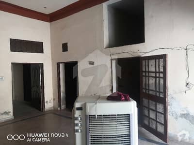 علی پور چٹھہ روڈ حافظ آباد میں 2 کمروں کا 7 مرلہ مکان 10 ہزار میں کرایہ پر دستیاب ہے۔