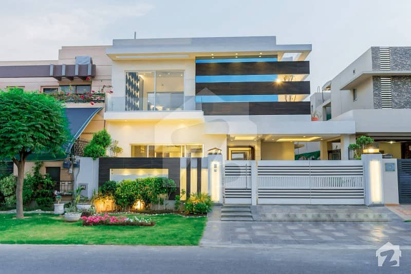 Modern Style 10 Marla Villa Came Near Park in Phase 6