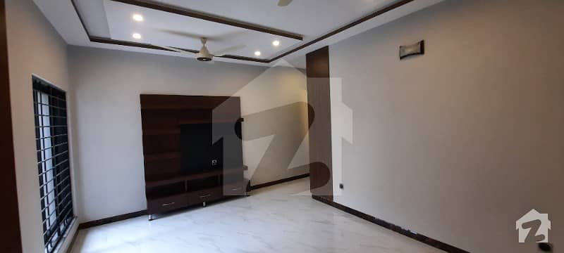 ویلینشیاء ۔ بلاک ایچ1 ویلینشیاء ہاؤسنگ سوسائٹی لاہور میں 7 کمروں کا 1 کنال مکان 5 کروڑ میں برائے فروخت۔