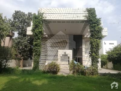 کینال ویو بلاک اے کینال ویو لاہور میں 4 کمروں کا 2 کنال مکان 5.5 کروڑ میں برائے فروخت۔