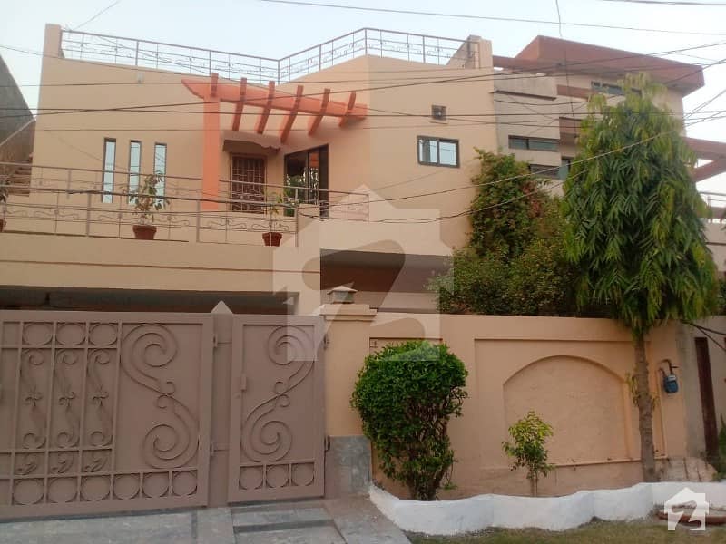 جوہر ٹاؤن فیز 2 - بلاک ایچ3 جوہر ٹاؤن فیز 2 جوہر ٹاؤن لاہور میں 5 کمروں کا 12 مرلہ مکان 2.65 کروڑ میں برائے فروخت۔