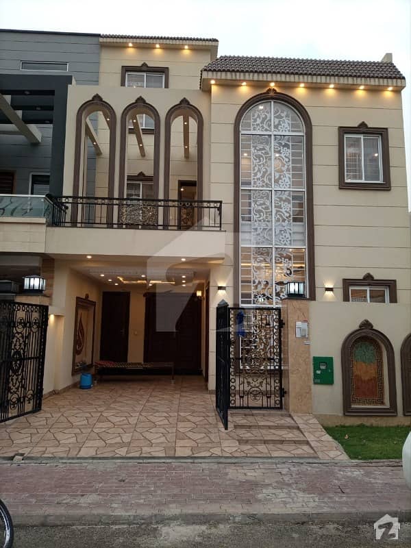بحریہ ٹاؤن جناح بلاک بحریہ ٹاؤن سیکٹر ای بحریہ ٹاؤن لاہور میں 3 کمروں کا 5 مرلہ مکان 1.45 کروڑ میں برائے فروخت۔