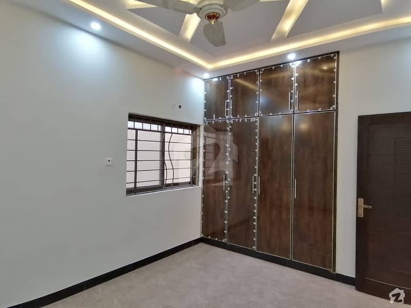 سکھ چین گارڈنز ۔ بلاک بی سکھ چین گارڈنز لاہور میں 6 کمروں کا 1 کنال مکان 4.9 کروڑ میں برائے فروخت۔