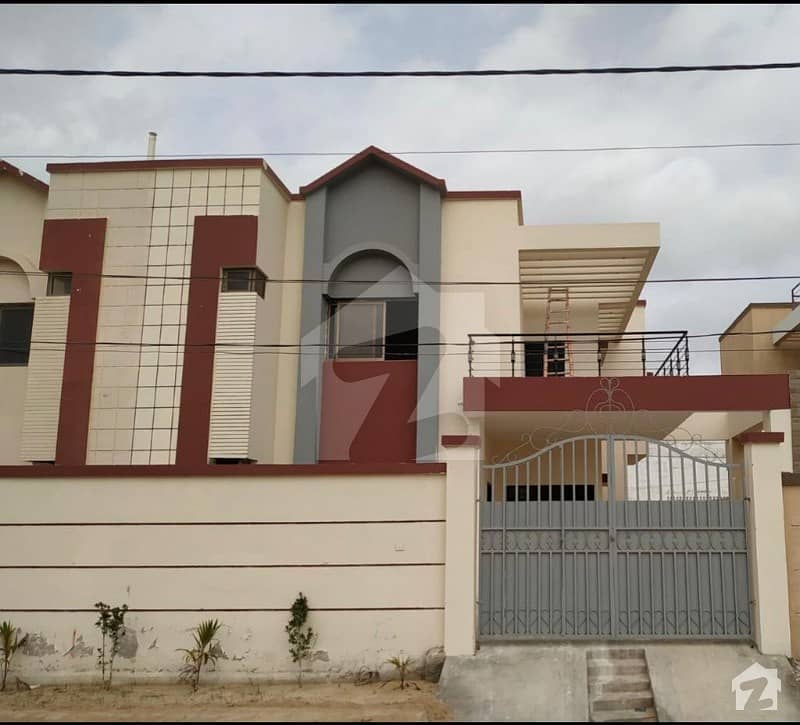 جناح ایونیو کراچی میں 4 کمروں کا 10 مرلہ مکان 2.5 کروڑ میں برائے فروخت۔