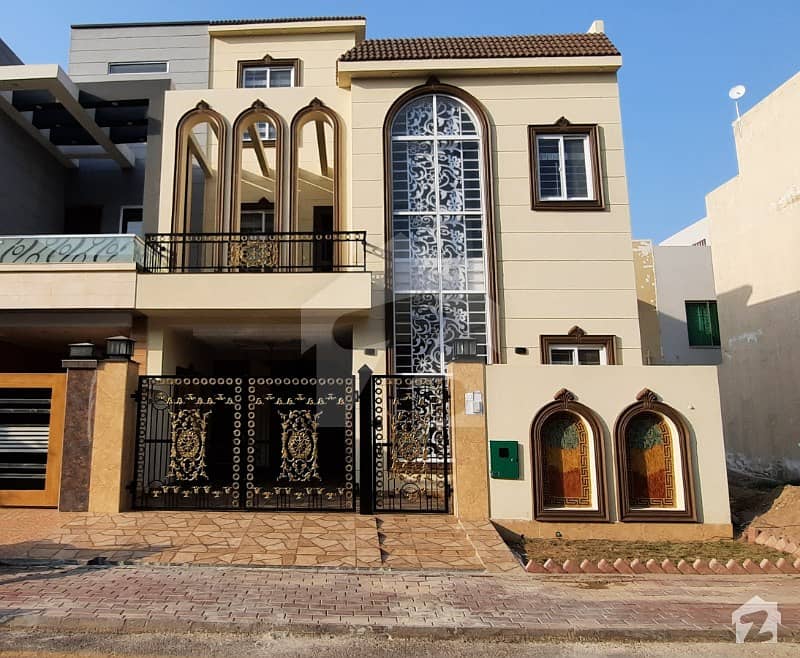 بحریہ ٹاؤن سیکٹر ای بحریہ ٹاؤن لاہور میں 3 کمروں کا 5 مرلہ مکان 1.45 کروڑ میں برائے فروخت۔