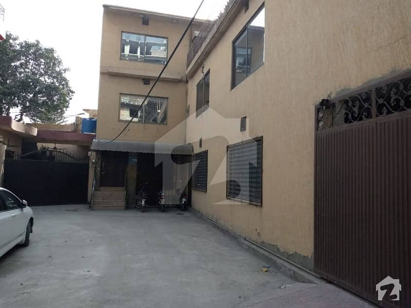 چورچوک راولپنڈی میں 8 کمروں کا 11 مرلہ مکان 3.8 کروڑ میں برائے فروخت۔