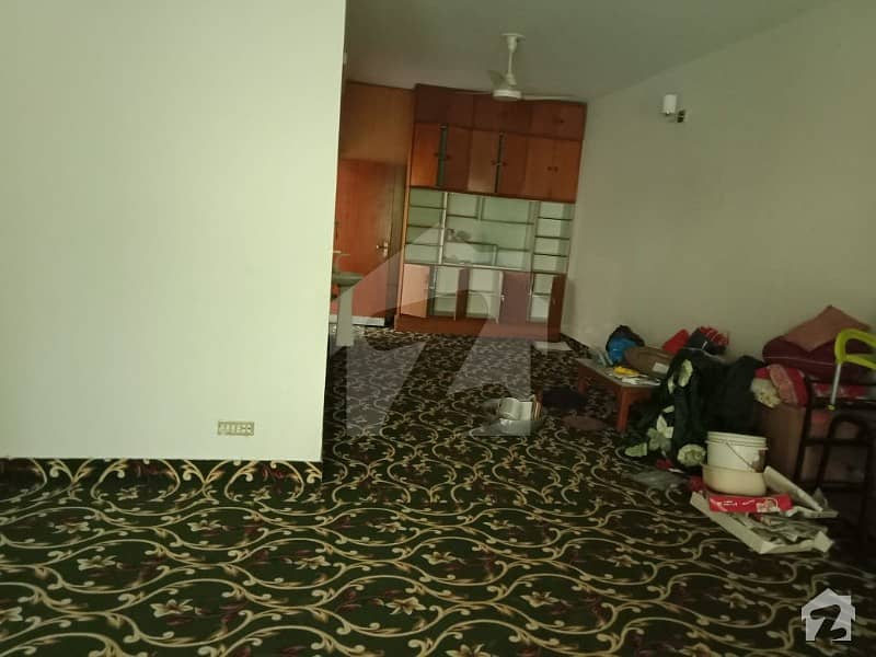 لارنس روڈ لاہور میں 4 کمروں کا 11 مرلہ مکان 3.5 کروڑ میں برائے فروخت۔