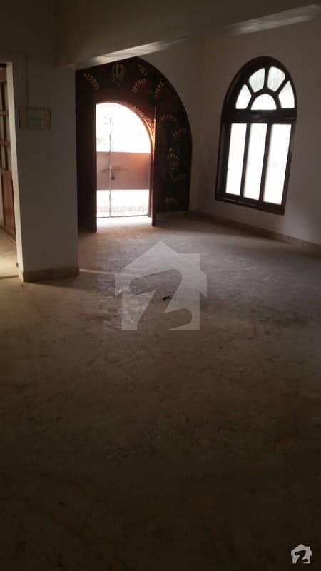 400 Sq Yards Old Bungalow Available In Cream Location Of Gulshan E Iqbal Block 2