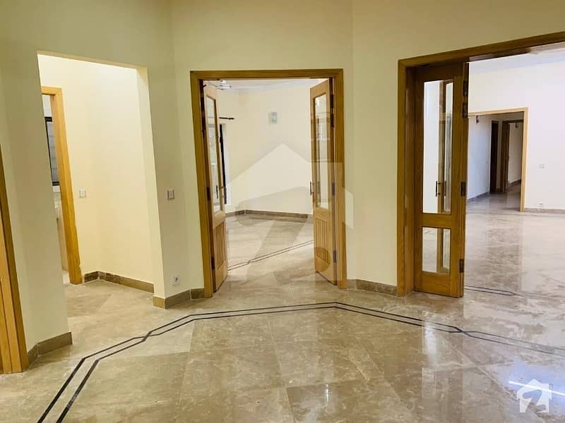 ایف ۔ 8 اسلام آباد میں 6 کمروں کا 1.04 کنال مکان 12.5 کروڑ میں برائے فروخت۔