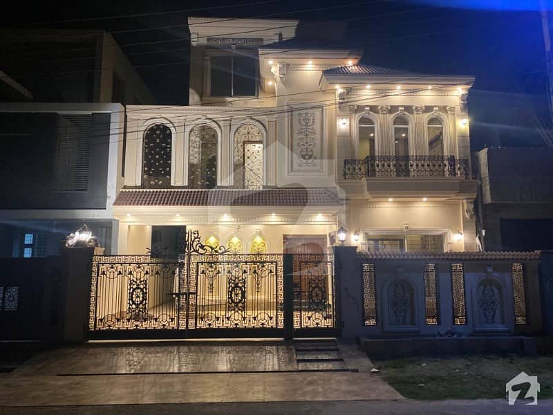 طارق گارڈنز ۔ بلاک ای طارق گارڈنز لاہور میں 6 کمروں کا 10 مرلہ مکان 3.25 کروڑ میں برائے فروخت۔