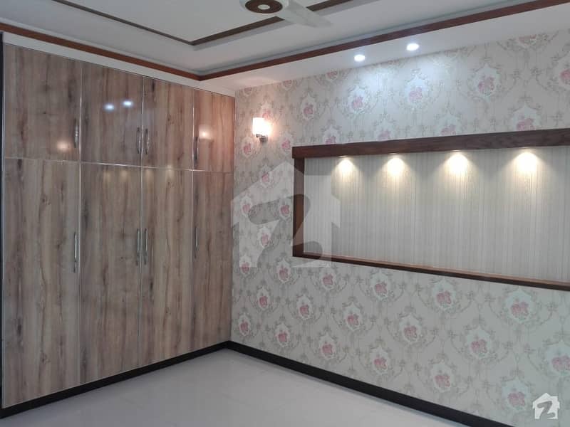 بحریہ ٹاؤن سیکٹر ای بحریہ ٹاؤن لاہور میں 5 کمروں کا 10 مرلہ مکان 2.25 کروڑ میں برائے فروخت۔