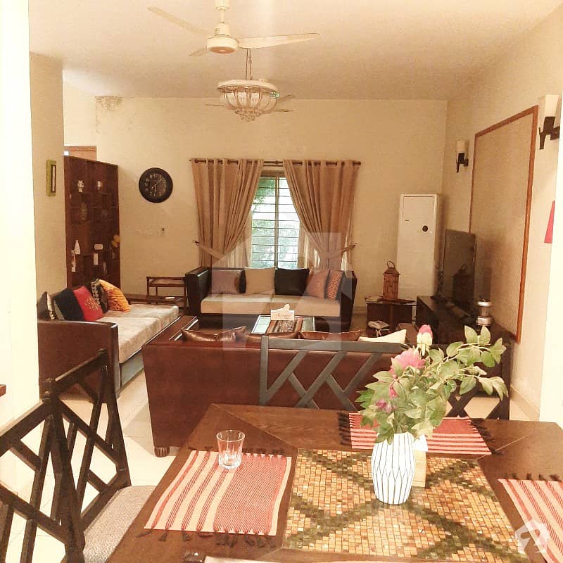 کینال ویو بلاک بی کینال ویو لاہور میں 5 کمروں کا 14 مرلہ مکان 3.5 کروڑ میں برائے فروخت۔