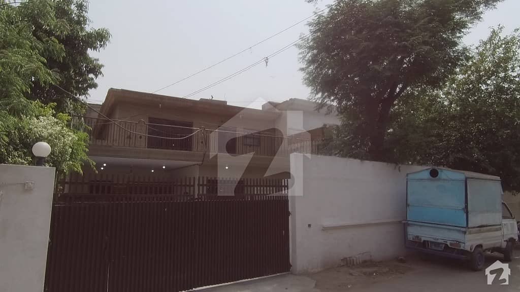 کیولری گراؤنڈ لاہور میں 4 کمروں کا 13 مرلہ مکان 2.4 کروڑ میں برائے فروخت۔