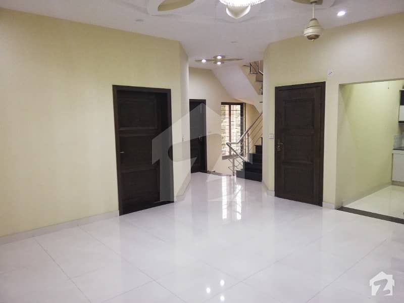 ایل ڈی اے ایوینیو لاہور میں 4 کمروں کا 10 مرلہ مکان 2.2 کروڑ میں برائے فروخت۔