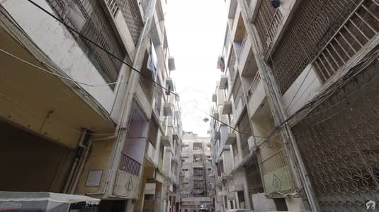 ناظم آباد 1 ناظم آباد کراچی میں 2 کمروں کا 8 مرلہ فلیٹ 1 کروڑ میں برائے فروخت۔