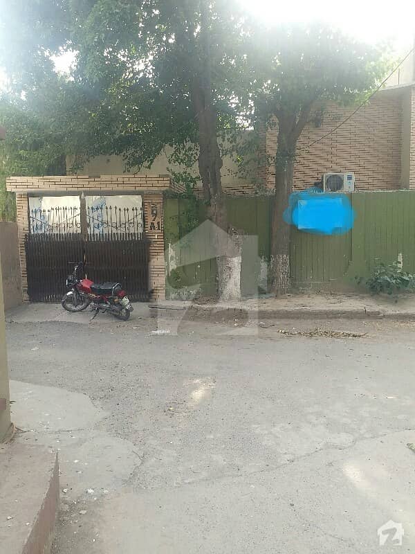 گلبرگ 3 - بلاک اے1 گلبرگ 3 گلبرگ لاہور میں 4 کمروں کا 10 مرلہ مکان 28.5 کروڑ میں برائے فروخت۔