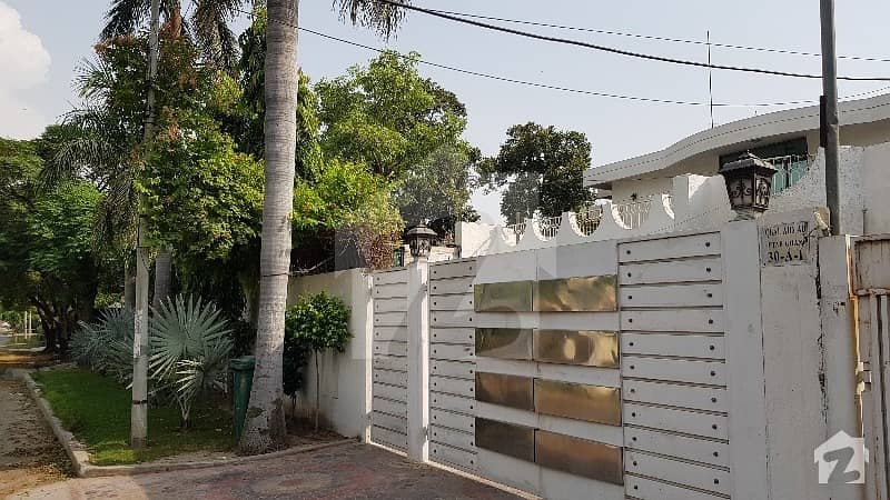 ماڈل ٹاؤن لاہور میں 6 کمروں کا 2.35 کنال مکان 16.5 کروڑ میں برائے فروخت۔