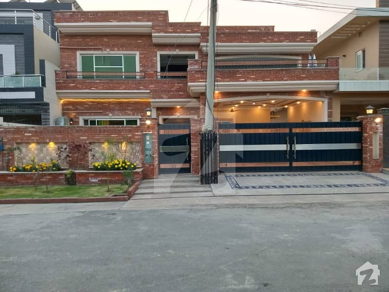 آئی ای پی انجینئرز ٹاؤن لاہور میں 7 کمروں کا 1 کنال مکان 3.5 کروڑ میں برائے فروخت۔