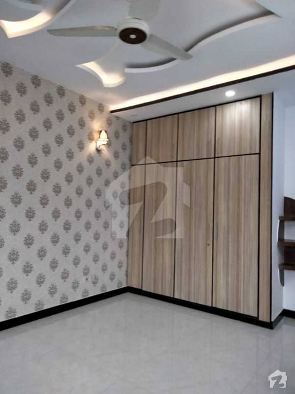بحریہ ٹاؤن سیکٹر B بحریہ ٹاؤن لاہور میں 5 کمروں کا 10 مرلہ مکان 75 ہزار میں کرایہ پر دستیاب ہے۔