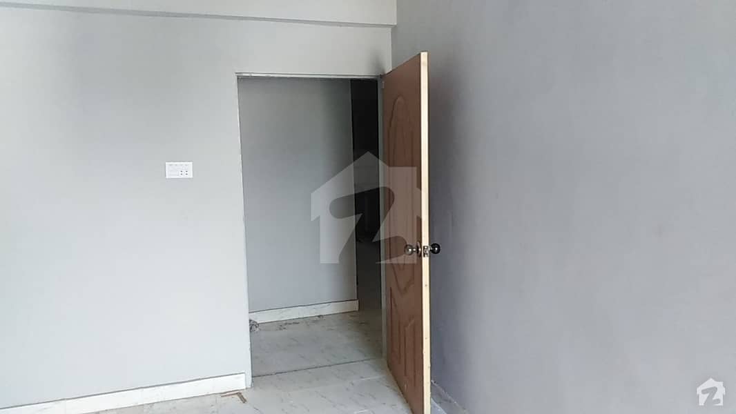1533  Square Feet Flat In Latifabad Is Available