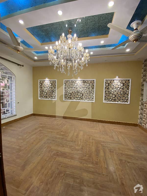 بحریہ ٹاؤن رفیع بلاک بحریہ ٹاؤن سیکٹر ای بحریہ ٹاؤن لاہور میں 5 کمروں کا 11 مرلہ مکان 95 ہزار میں کرایہ پر دستیاب ہے۔