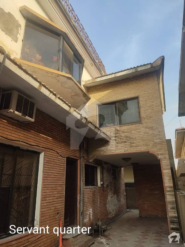 چکلالہ سکیم 3 چکلالہ سکیم راولپنڈی میں 5 کمروں کا 1.1 کنال مکان 5.6 کروڑ میں برائے فروخت۔
