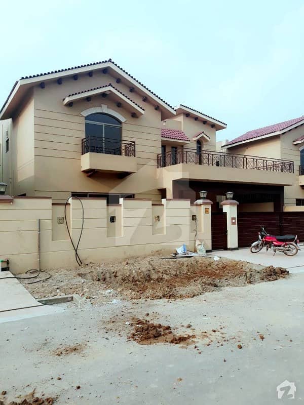17 Marla 5 Bedroom House In Askari 10, Lahore Is Available For Rent.
