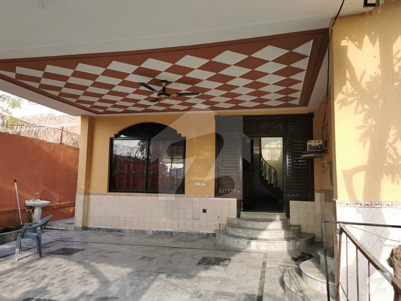 پرنس روڈ بہارہ کھوہ اسلام آباد میں 5 کمروں کا 2 کنال مکان 4.5 کروڑ میں برائے فروخت۔