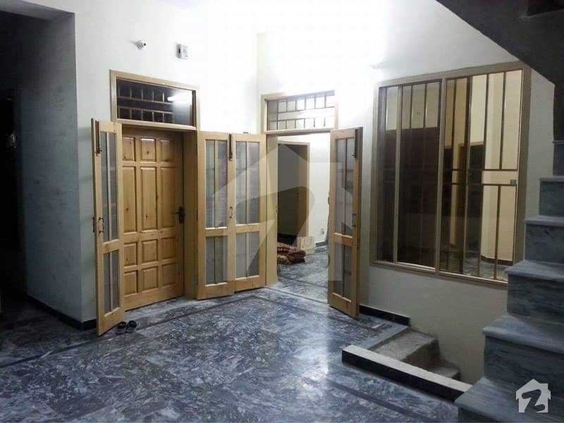 شاہ ولی کالونی واہ میں 2 کمروں کا 6 مرلہ بالائی پورشن 20 ہزار میں کرایہ پر دستیاب ہے۔