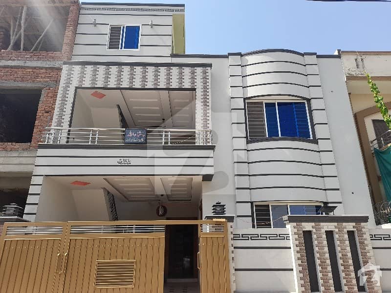 سوان گارڈن اسلام آباد میں 6 کمروں کا 9 مرلہ مکان 2.2 کروڑ میں برائے فروخت۔