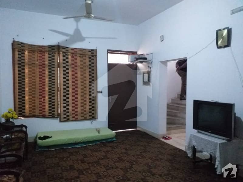 گلبرگ لاہور میں 7 کمروں کا 2 کنال مکان 8.5 کروڑ میں برائے فروخت۔