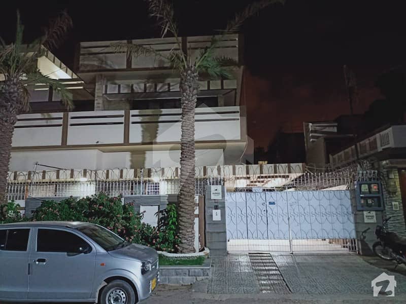 طاہر ولا کراچی میں 7 کمروں کا 2.13 کنال مکان 30 کروڑ میں برائے فروخت۔