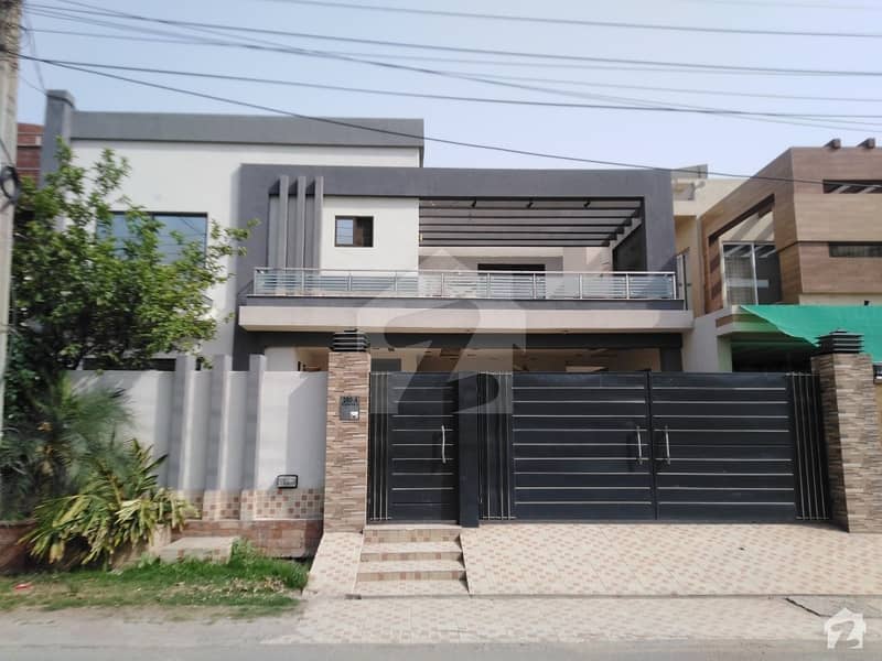 In PCSIR Housing Scheme Of Lahore, A 1 Kanal House Is Available