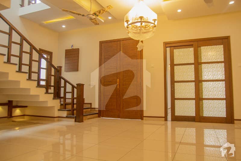 ڈی ایچ اے فیز 4 ڈی ایچ اے کراچی میں 5 کمروں کا 12 مرلہ مکان 9.9 کروڑ میں برائے فروخت۔