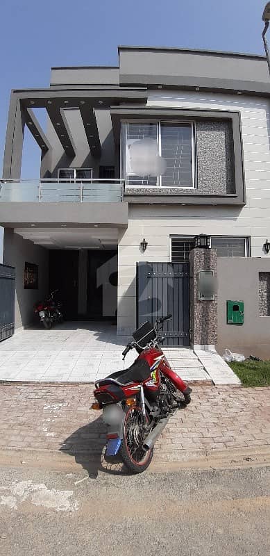 بحریہ ٹاؤن سیکٹر ای بحریہ ٹاؤن لاہور میں 3 کمروں کا 5 مرلہ مکان 1.35 کروڑ میں برائے فروخت۔