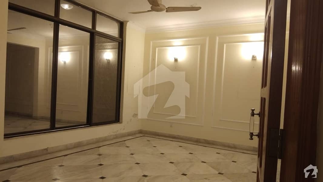 گلبرگ لاہور میں 4 کمروں کا 10 مرلہ مکان 1.82 لاکھ میں کرایہ پر دستیاب ہے۔