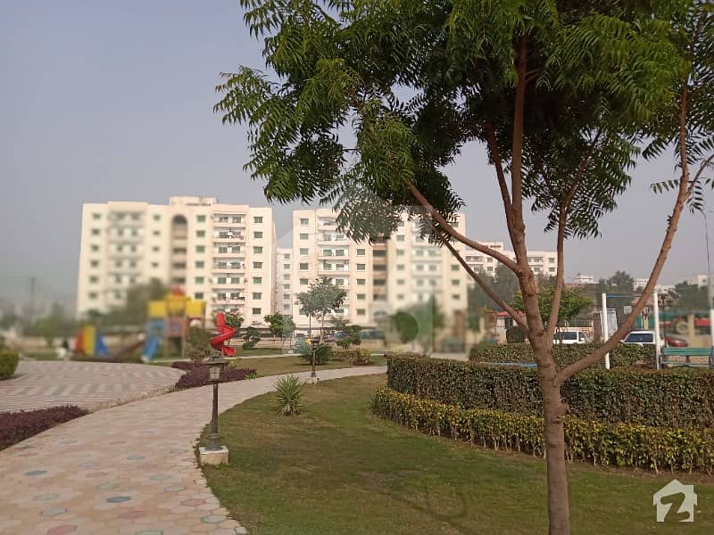 10 Marla 3 Bed Flat 7th Floor For Sale In Askari 11 Lahore With Gas