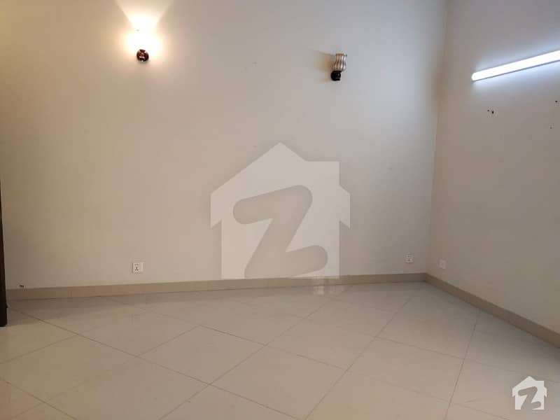 1 KANAL UPPER PORTION IS AVAILABLE FOR RENT IN DHA PHASE 3