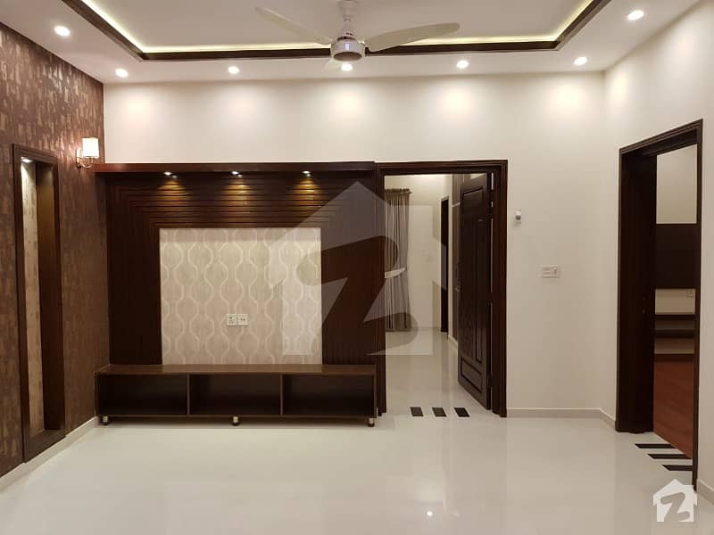 بحریہ ٹاؤن ٹیولپ بلاک بحریہ ٹاؤن سیکٹر سی بحریہ ٹاؤن لاہور میں 5 کمروں کا 10 مرلہ مکان 3.1 کروڑ میں برائے فروخت۔